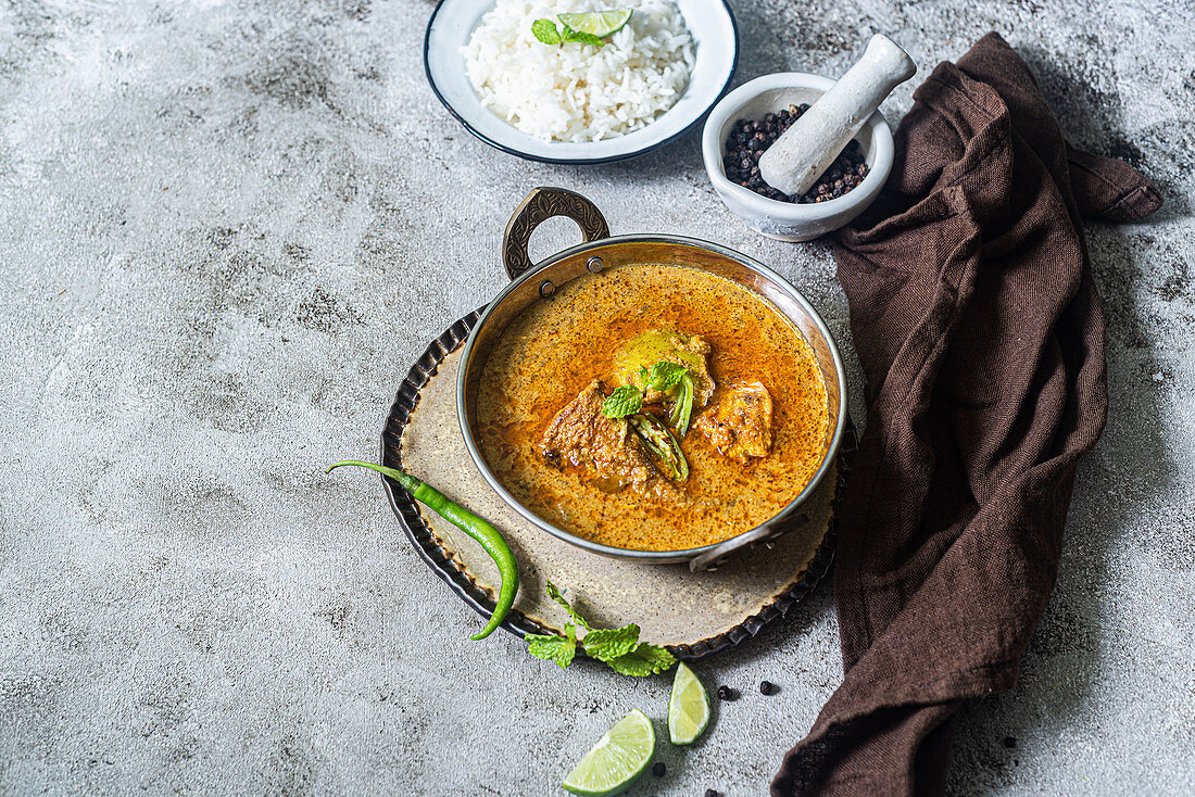 Fisch-Kokos-Curry mit Tamarinde und roher Mango (Indien)