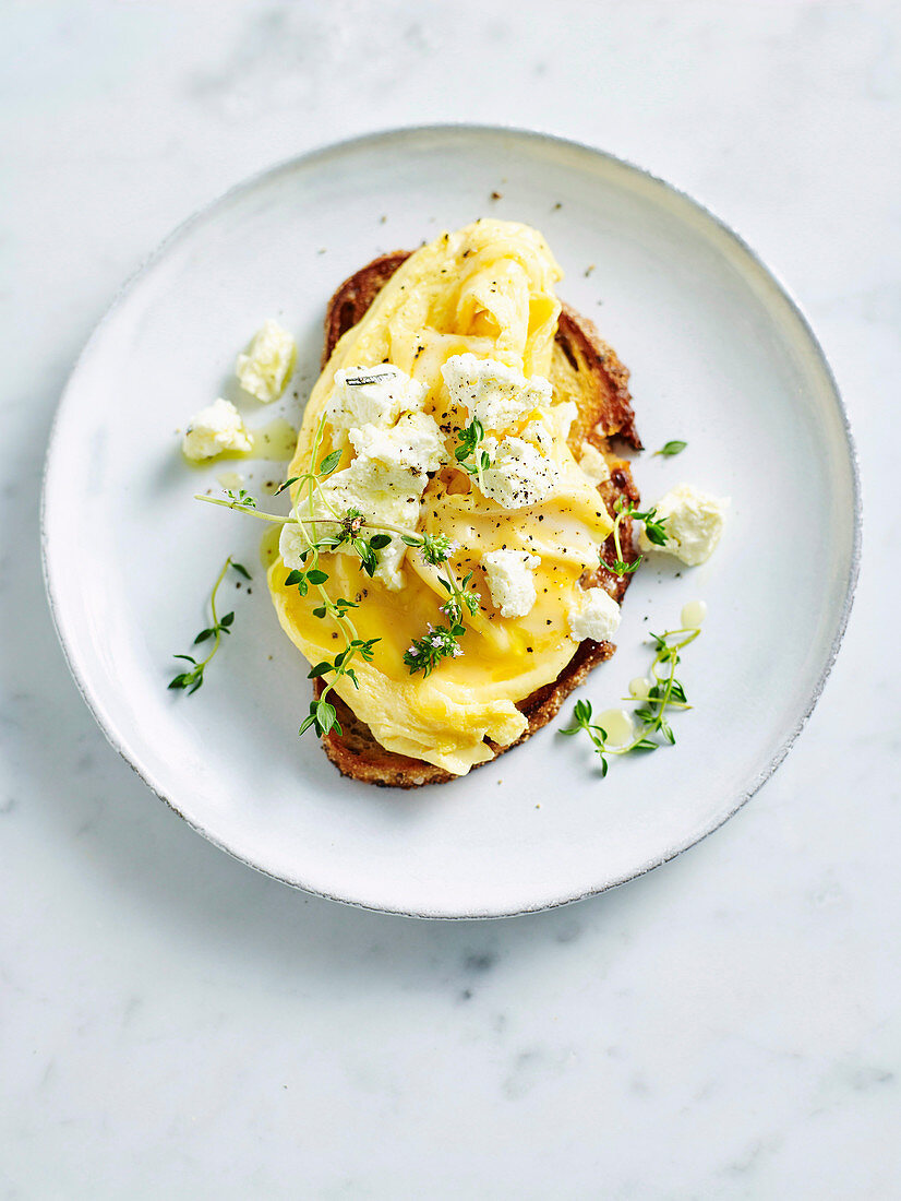 Rührei mit Feta auf Brot