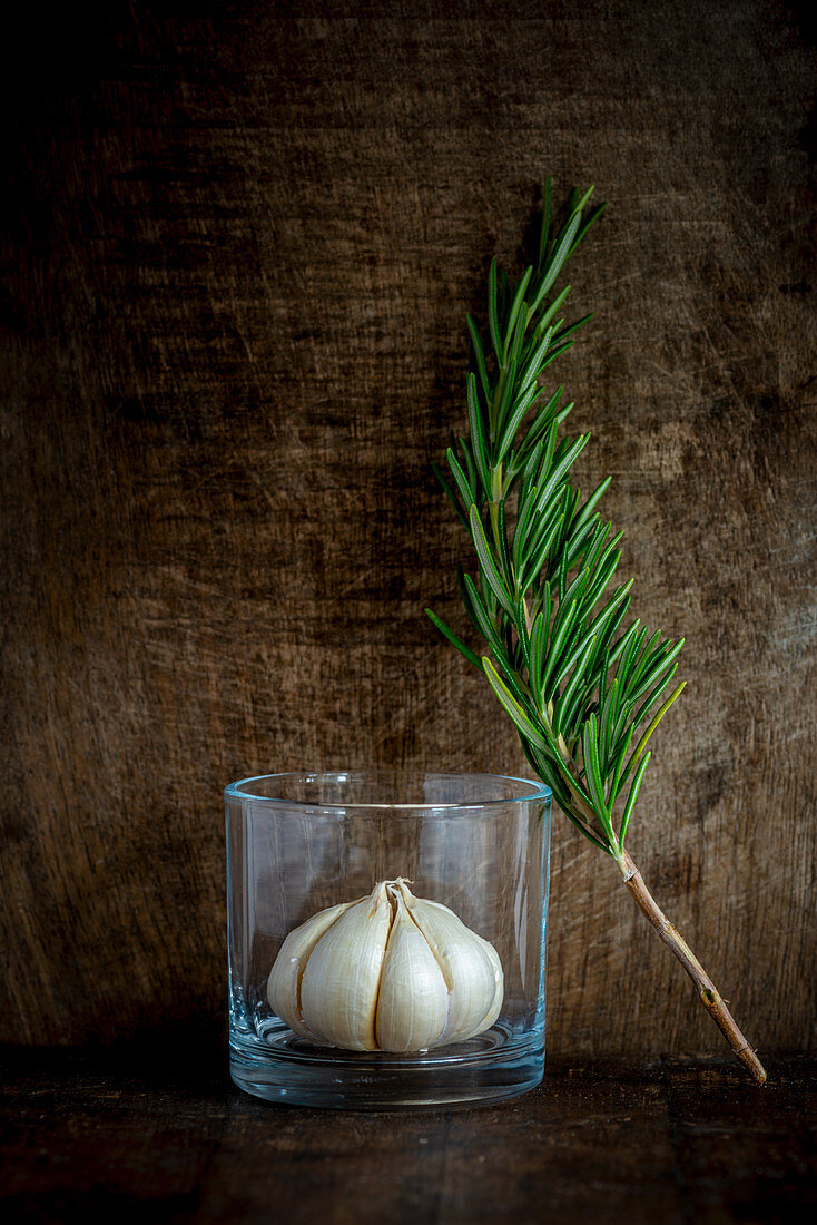 Garlic pod in a glass with rosemary