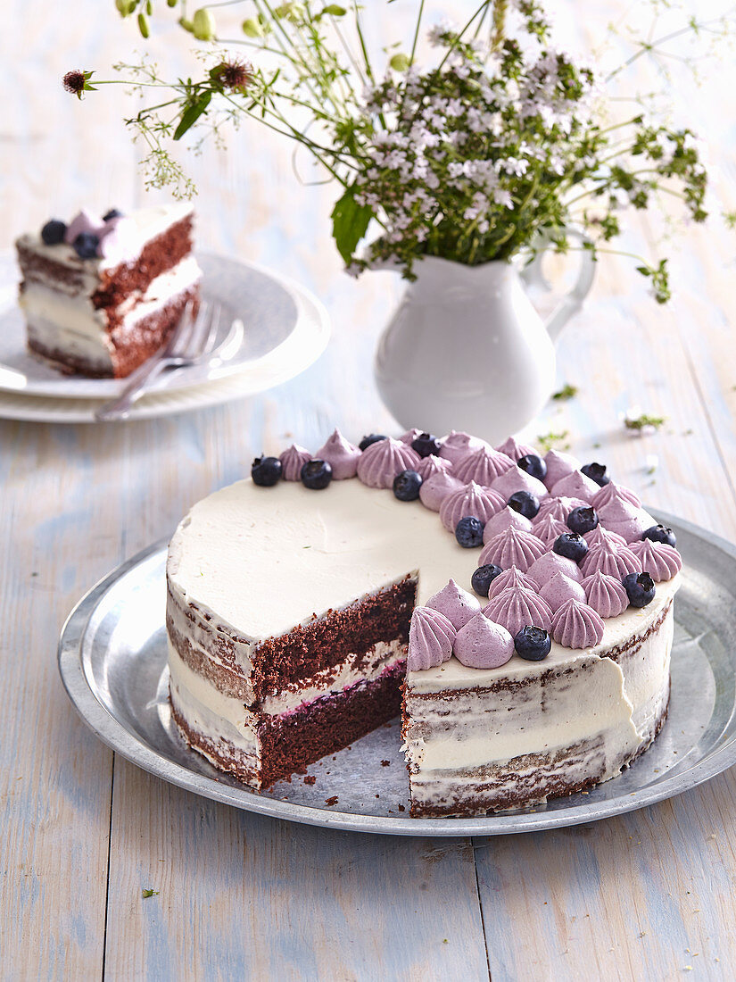 Sommerliche Blaubeertorte, angeschnitten