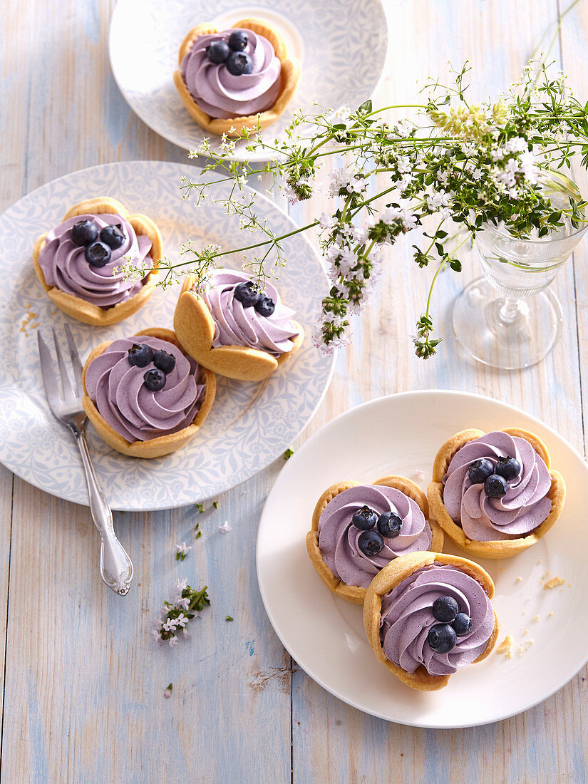 Sommerliche Törtchen mit Blaubeercreme