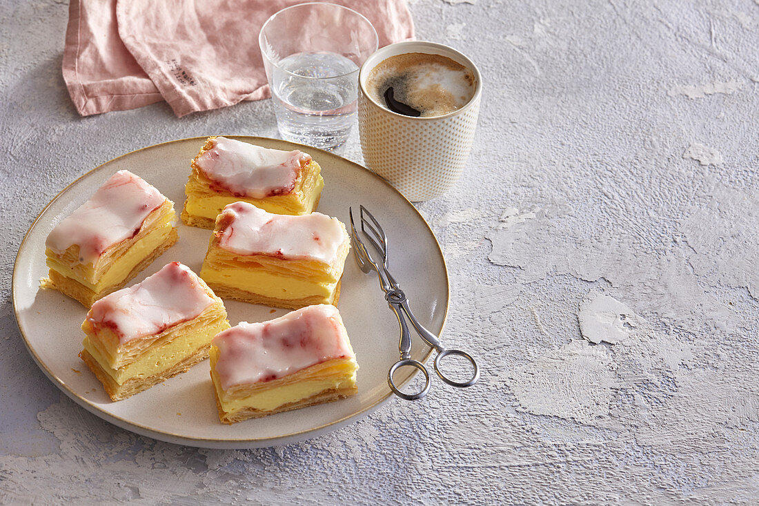 Puff pastry cream slices