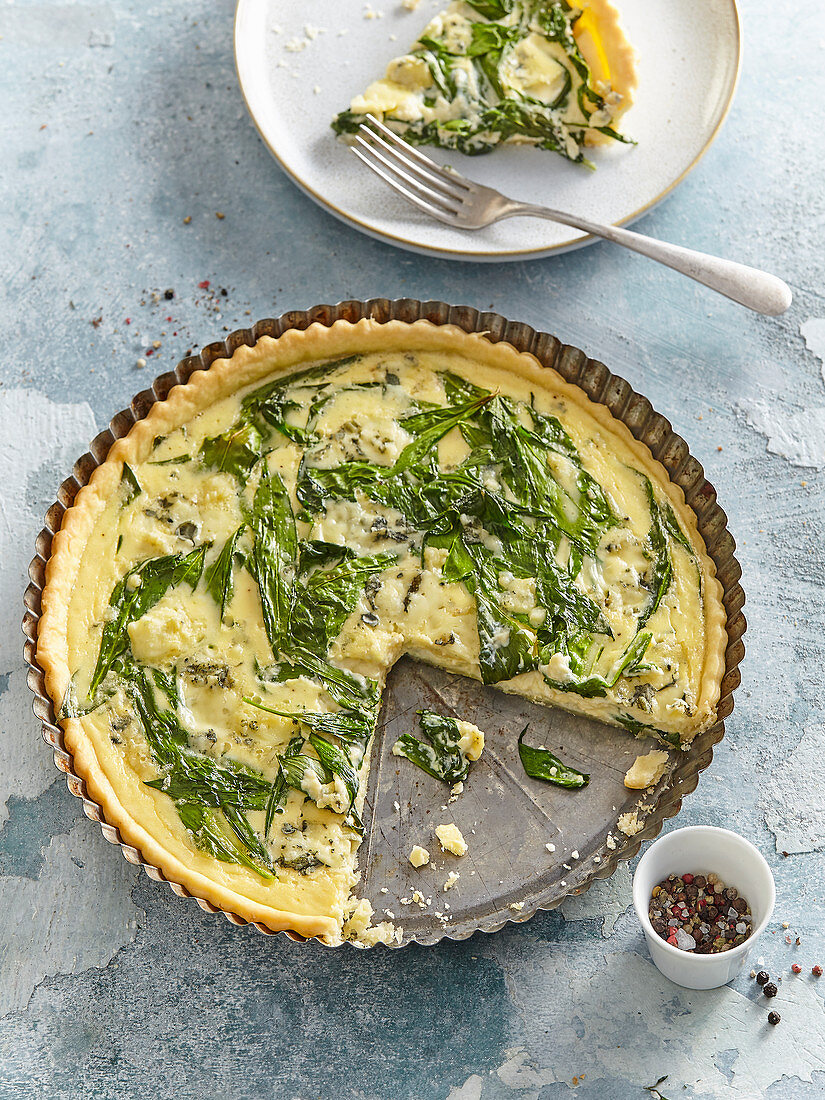 Savory pie with wild garlic and blue cheese