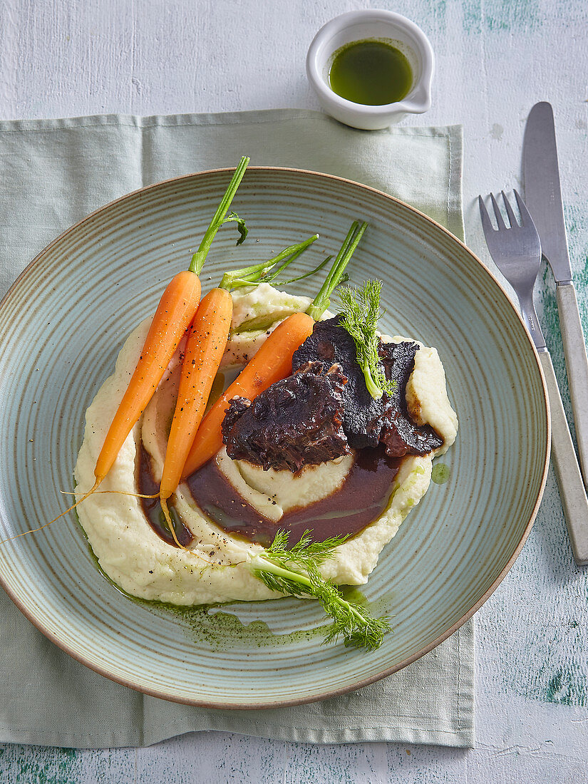 Veal cheeks in wine with fennel puree
