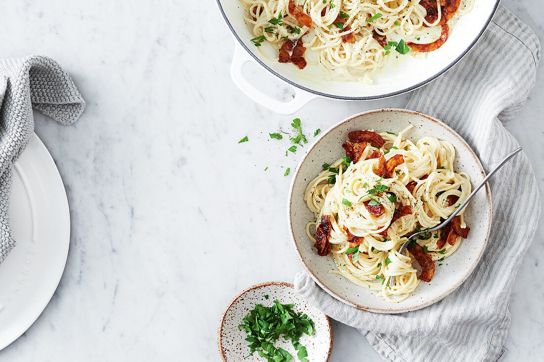 Vegan pasta 'carbonara' with tofu and onions