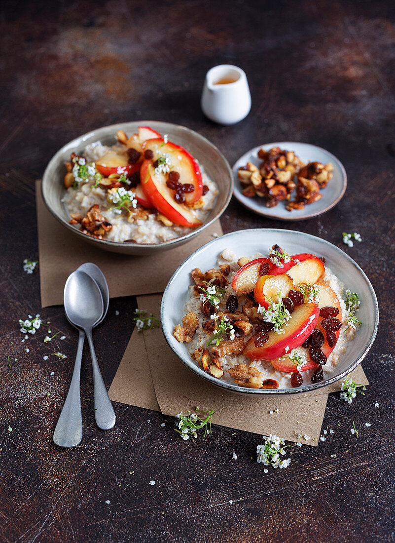 Bratapfel-Porridge mit Karamell-Nüssen