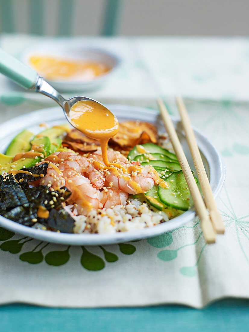 Sushi Bowl mit Reis, Quinoa und Garnelen