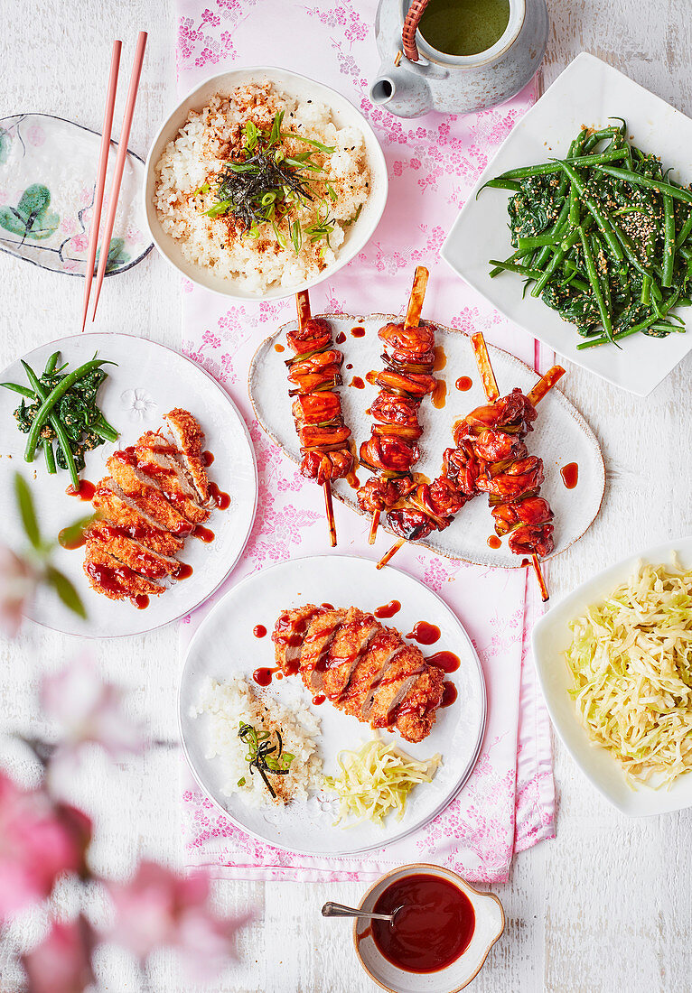 Japanische Gerichte (Hähnchen, Gohan, Schweinefleisch und Salate)