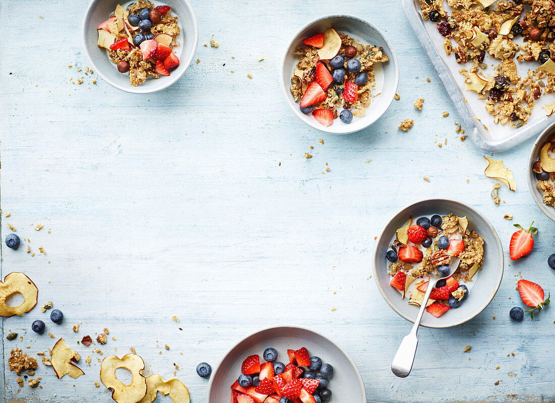 Selbstgemachtes Granola-Müsli serviert mit Beeren