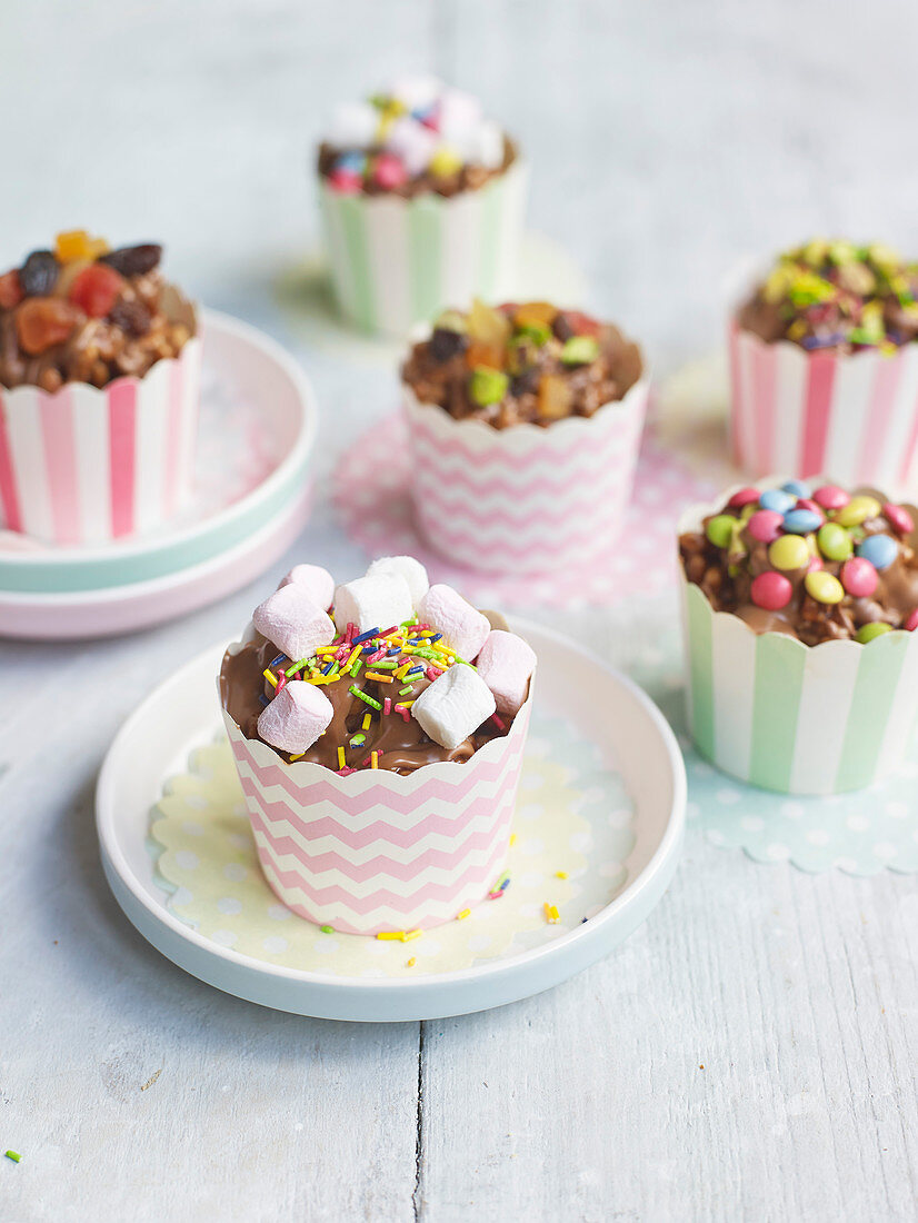 Schokoladenküchlein mit Reiscrispies dekoriert mit Marshmallows, Smarties und Trockenfrüchten