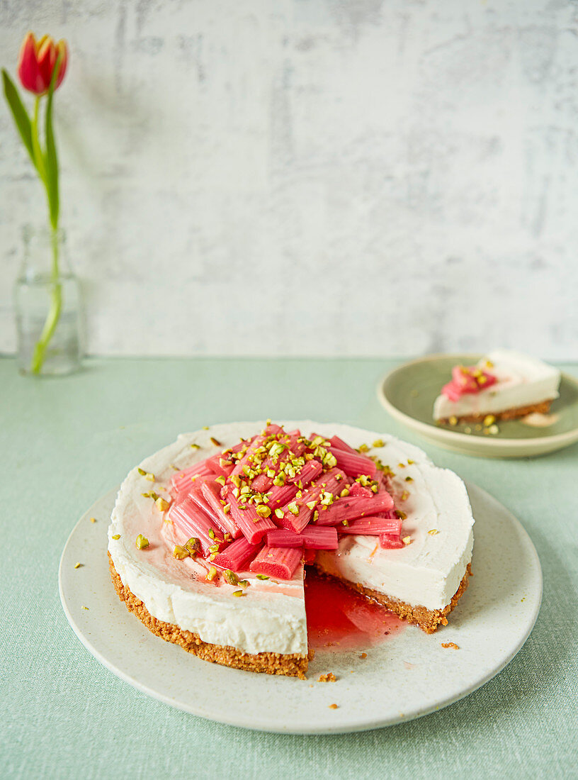 Frühlingshafter Rhabarber-Käsekuchen mit Ingwer