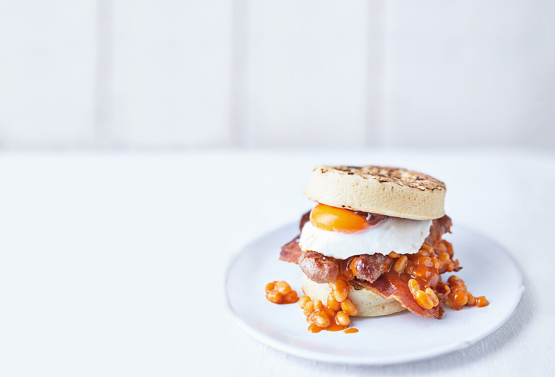 Crumpet Sandwich mit Bohnen, Würstchen und Spiegelei (England)