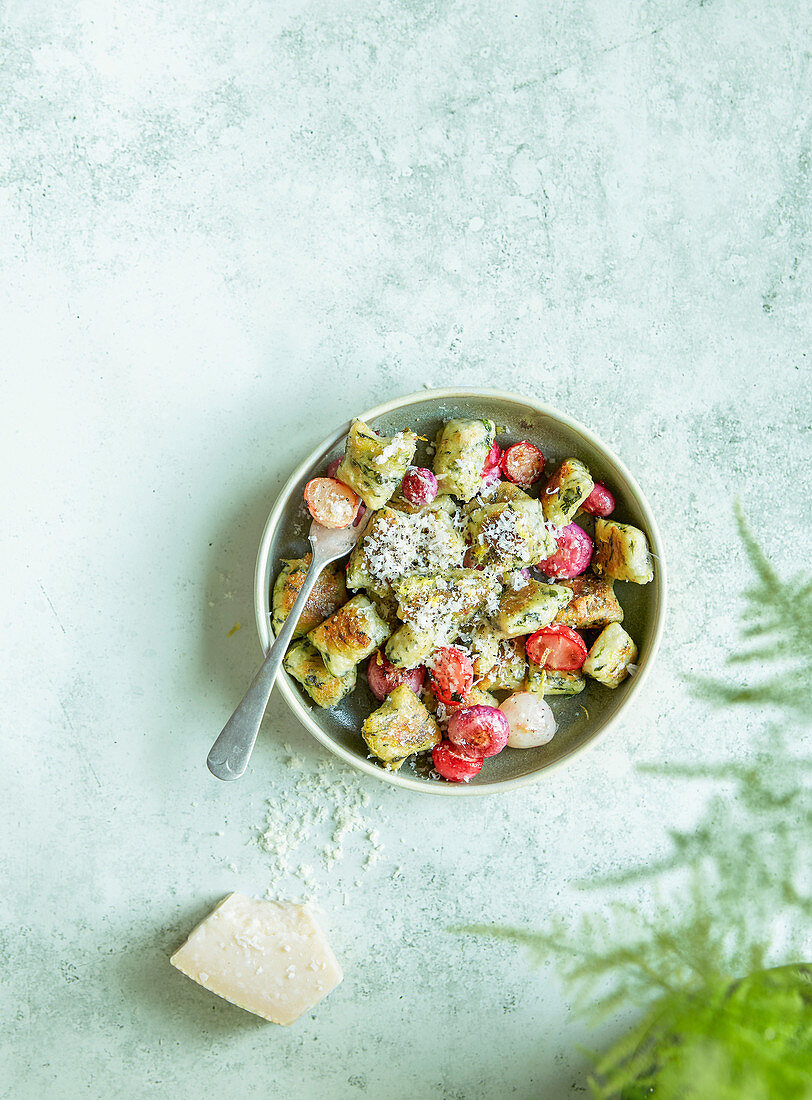 Brunnenkresse-Gnocchi mit gerösteten Radieschen