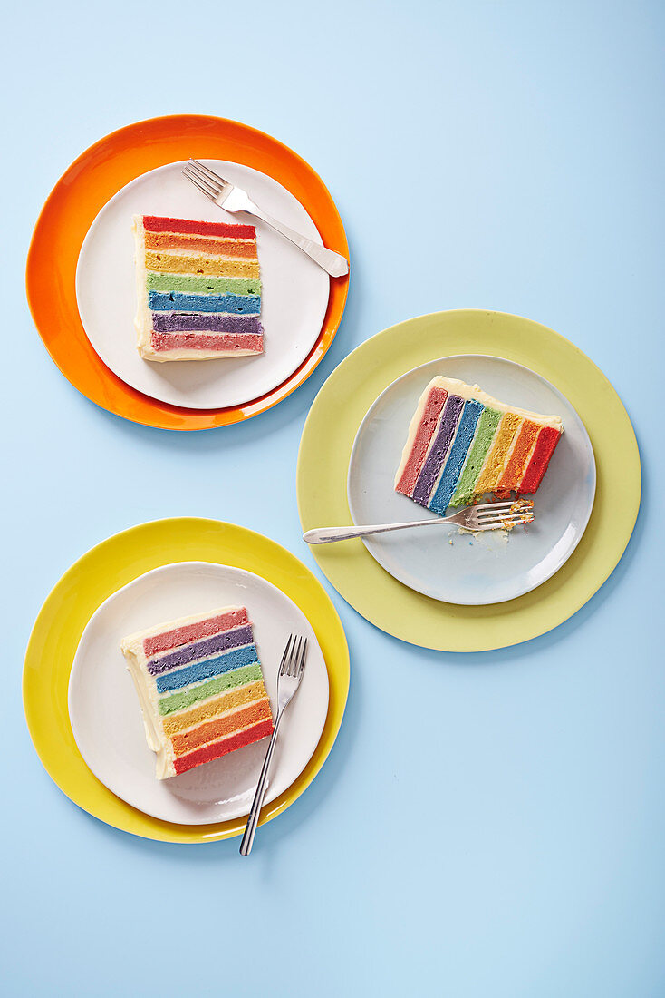 Drei Stücke Regenbogenkuchen
