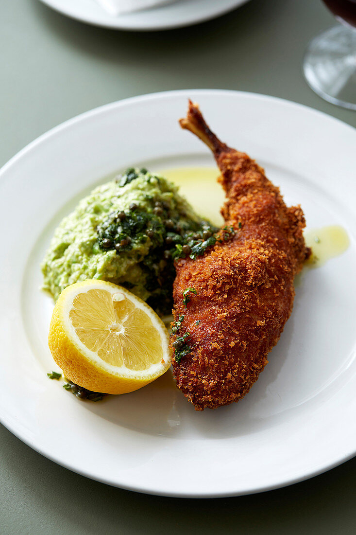 Frittierte Kaninchenkeule mit Bohnenpüree