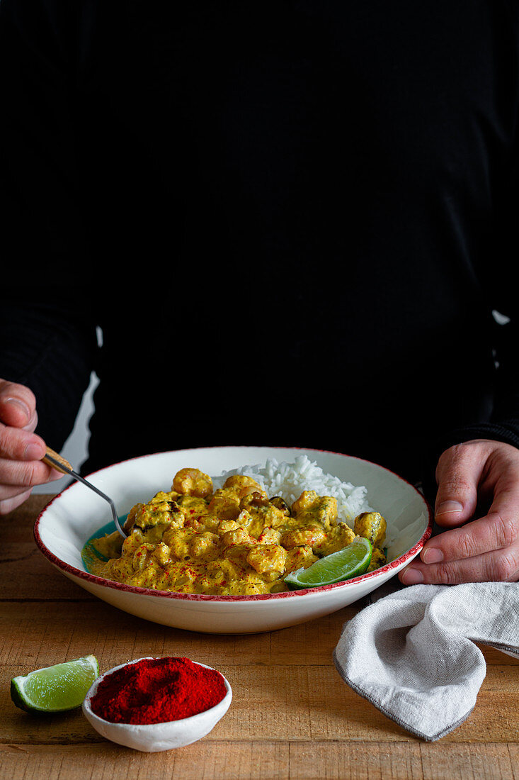 Würziges Curry aus Garnelen und Pilzen mit Reis und Limetten
