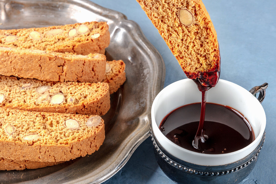 Biscotti (italienische Mandelkekse), getaucht in eine Tasse heisse Schokolade