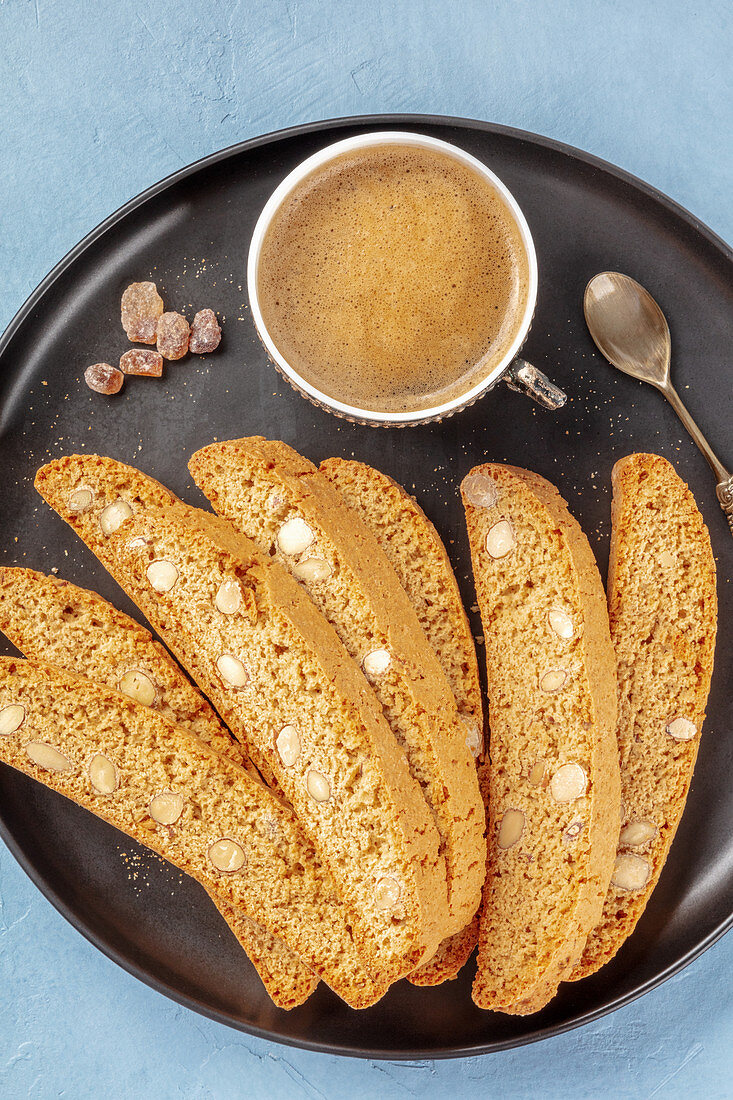 Biscotti (italienische Mandelkekse) mit einer Tasse Kaffee