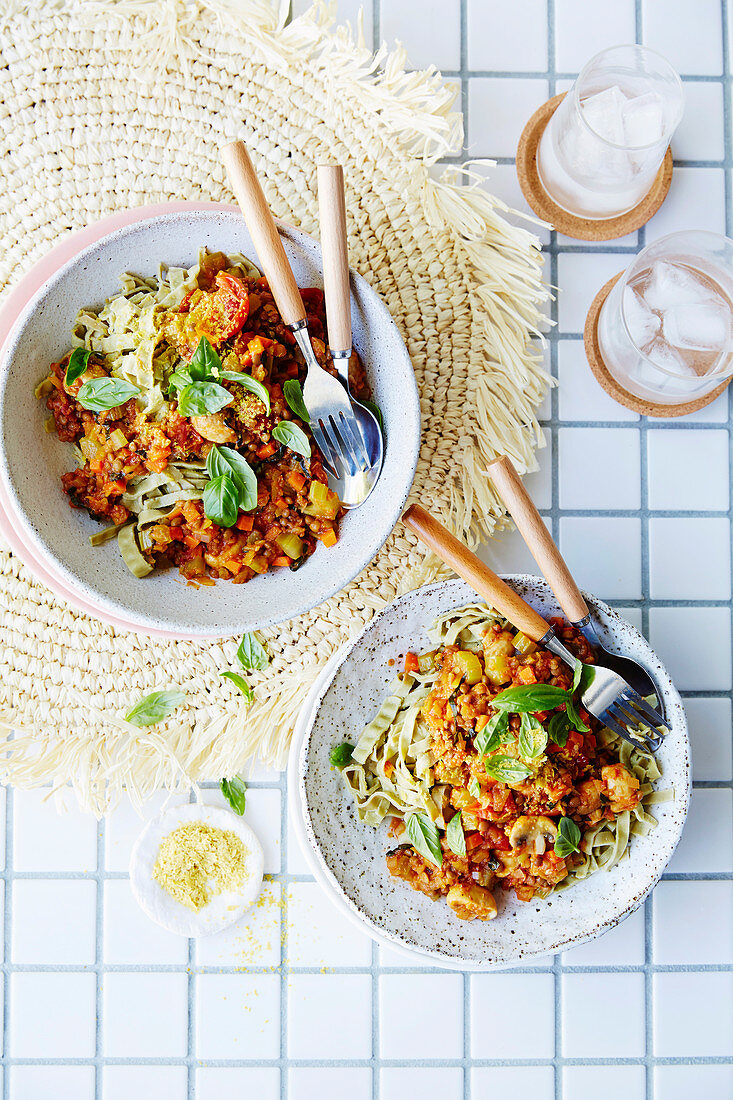 Mungobohnen-Fettucine mit veganer Linsenbolognese