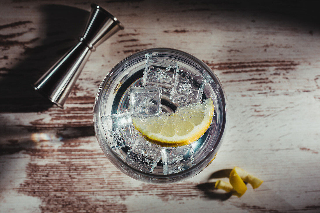 Glas Gin Tonic mit Zitrone und Eiswürfeln
