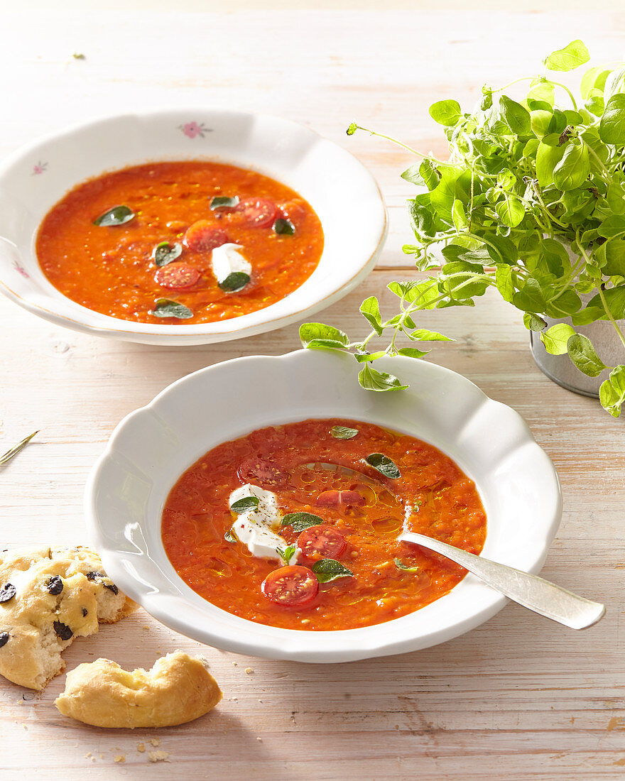 Tomaten-Gazpacho mit selbst gebackener Focaccia