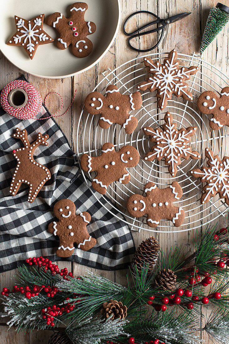 Traditionelle hausgemachte Lebkuchen mit Zuckerguss auf Holztisch zu Weihnachten