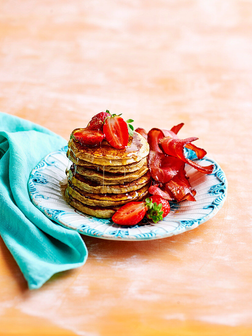 Basic pancakes with strawberries and maple syrup