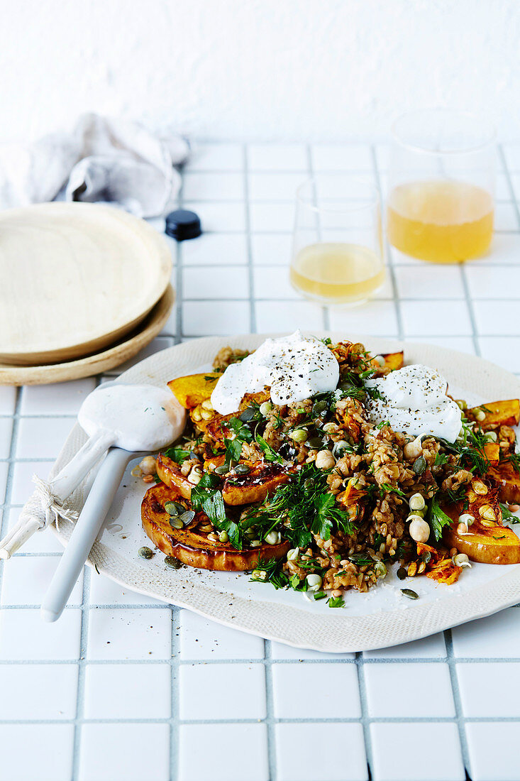 Gemüse-Pilaf mit Nüssen und Sprossen