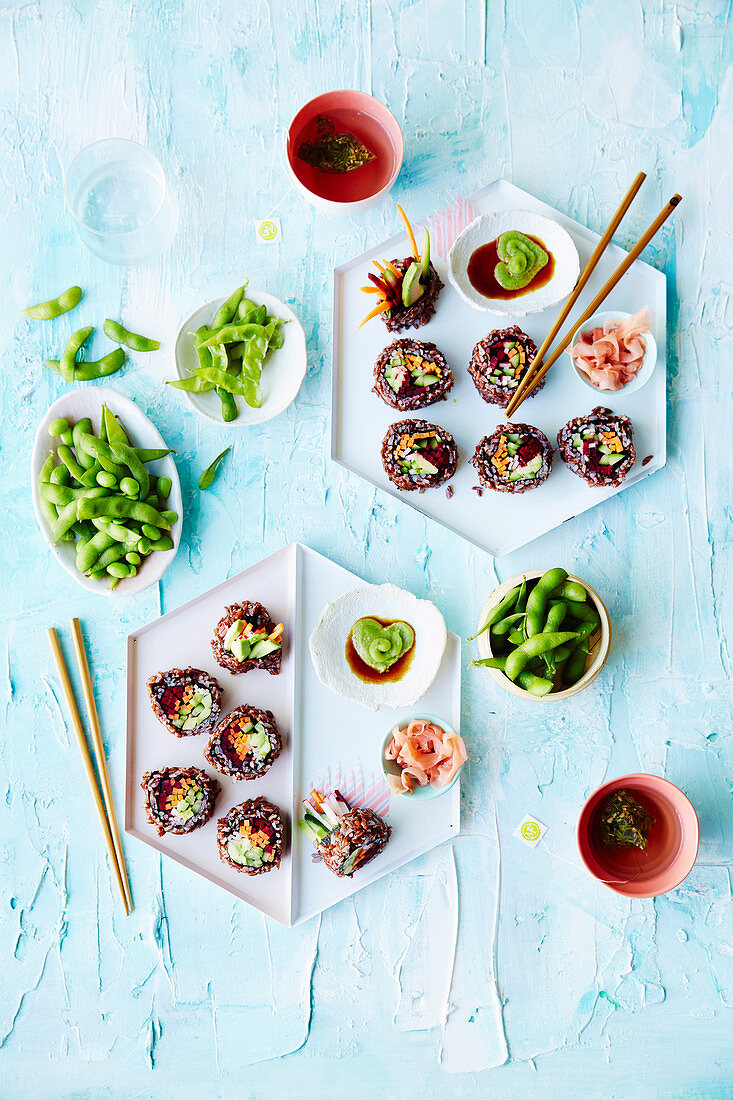 Vegane Sushi mit rotem Reis