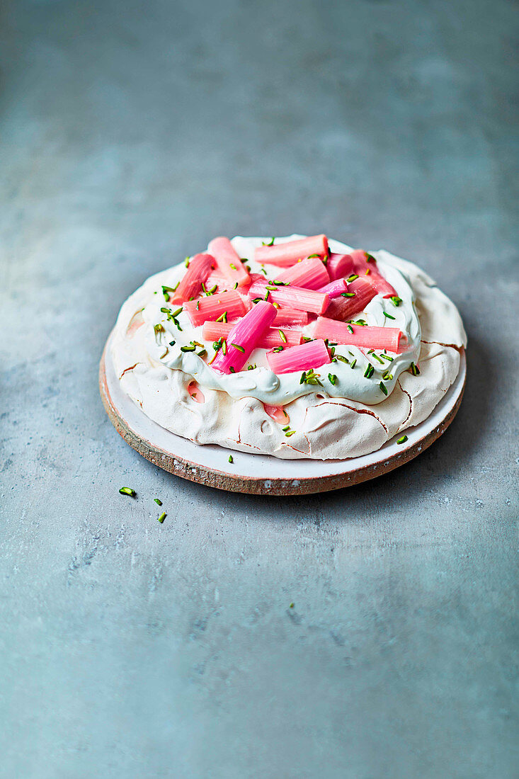 Pavlova mit Rhabarber und Ingwer