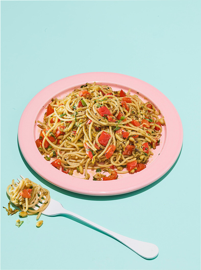 Paprika-Zitronen-Spaghetti mit Basilikum und Pinienkernen