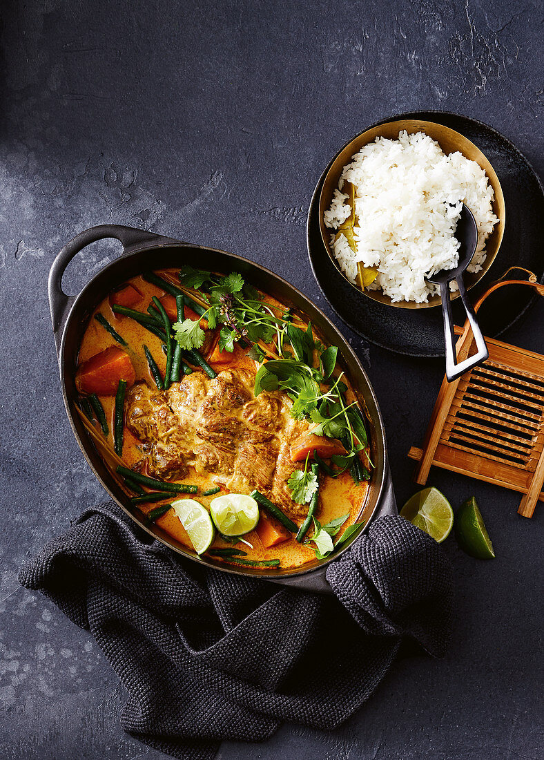 Gelbes Schweinefleischcurry mit Ingwer-Limetten-Reis