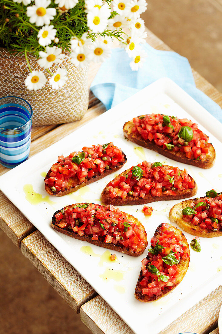 Bruschetta mit Tomaten, Basilikum und Kapern