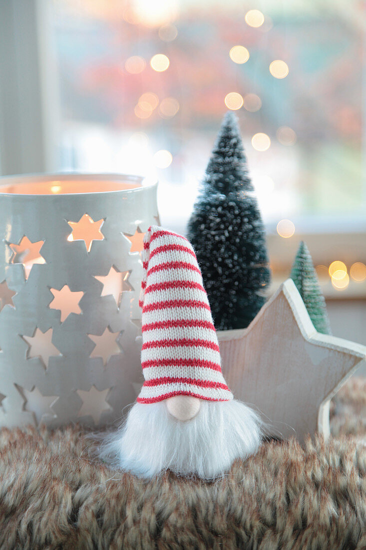 Tealight holder, wooden star and gnome with knitted cap