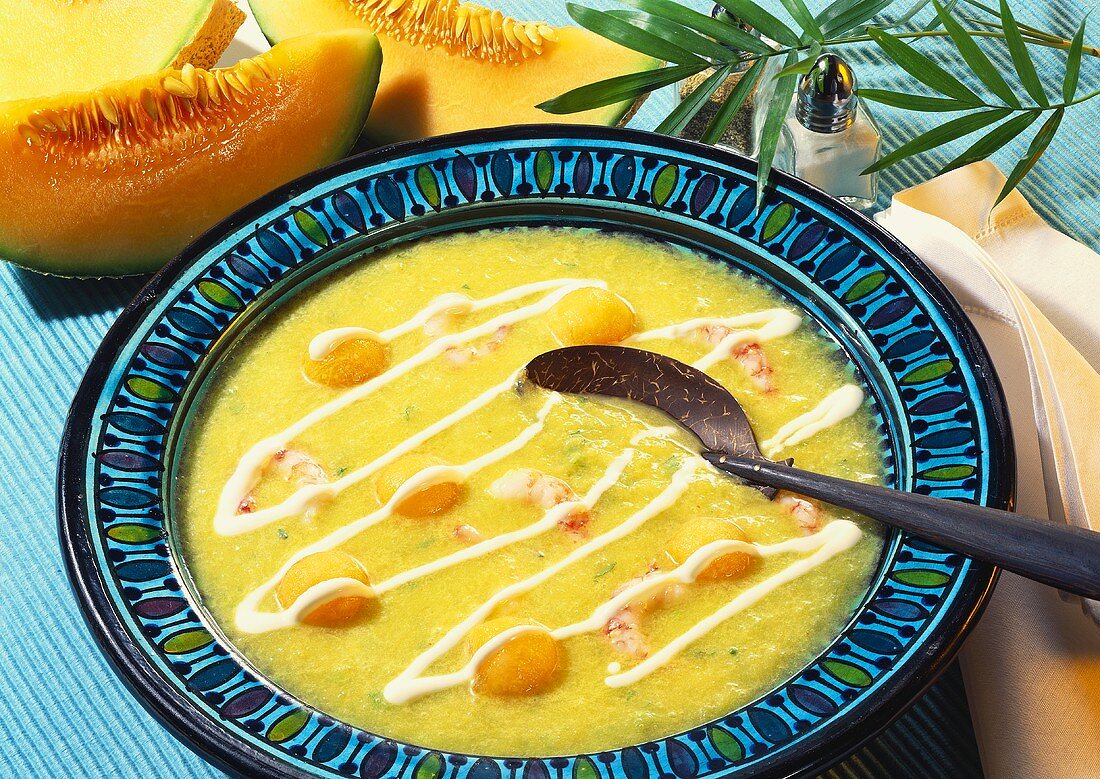 Kalte Melonensuppe mit Shrimps in tiefem Teller