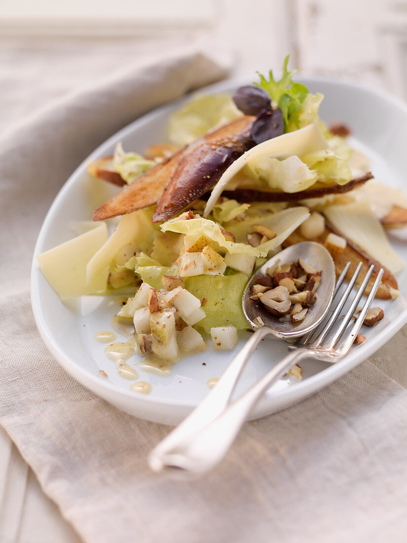 Prinzregentensalat mit Bergkäse und Brezenscheiben