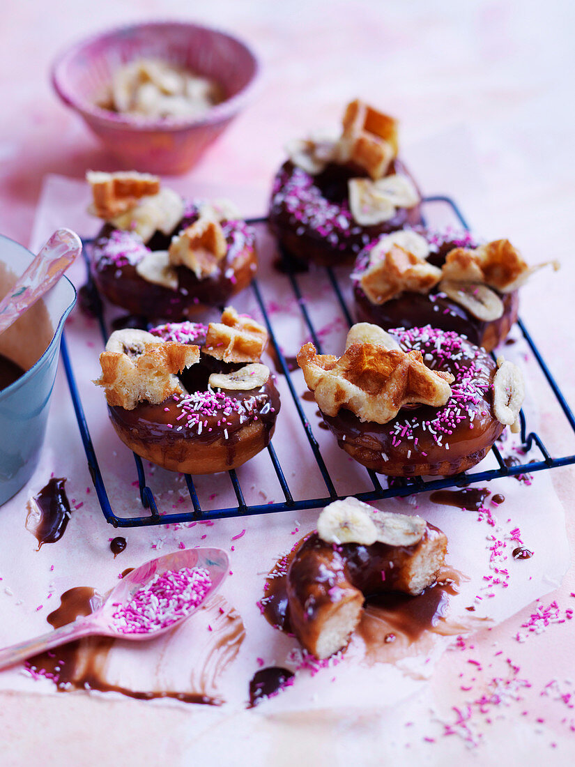 Monkey Donuts mit Bananenchips und Waffeln