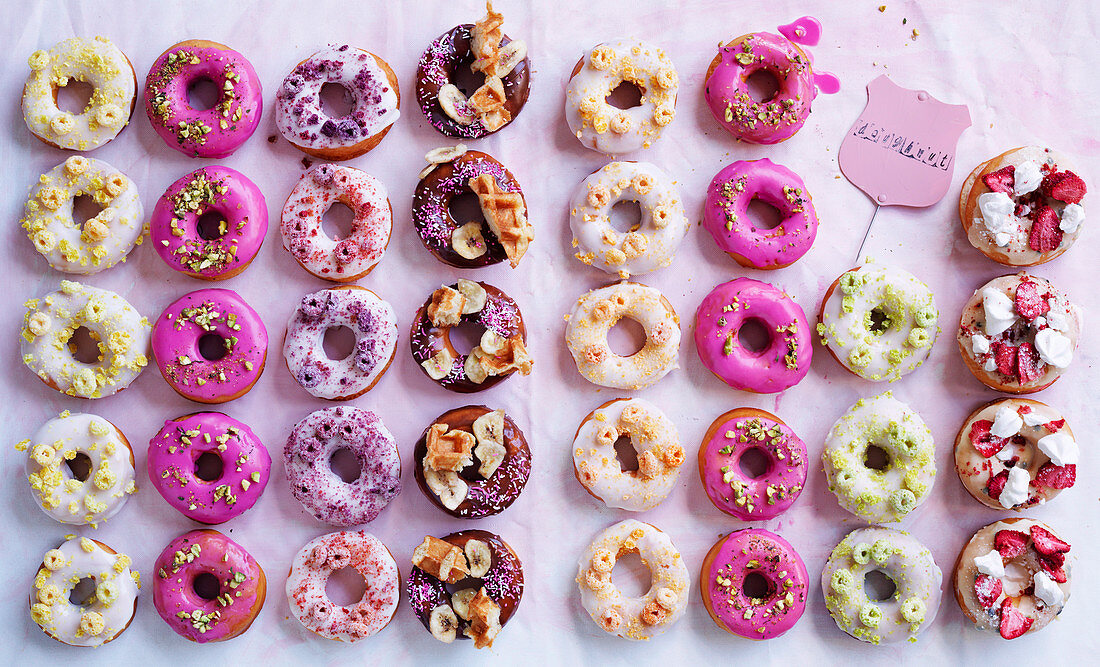 Viele verschiedene bunt glasierte Donuts