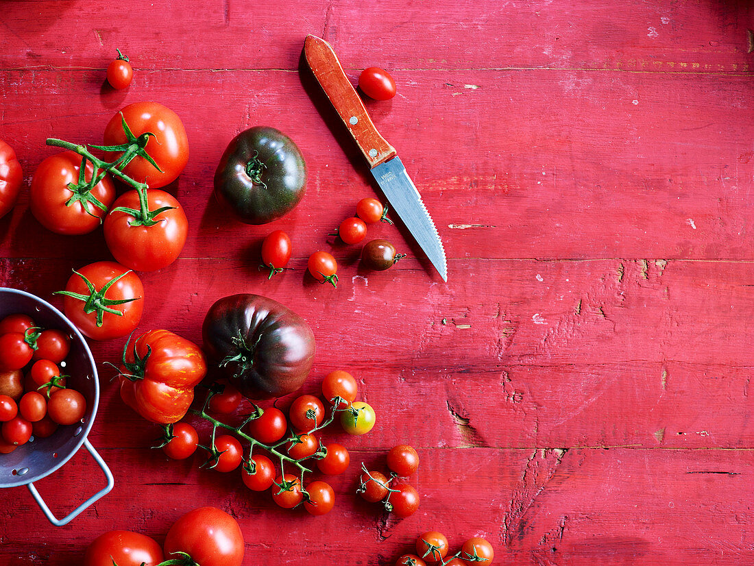 Verschiedene Tomatensorten mit Messer