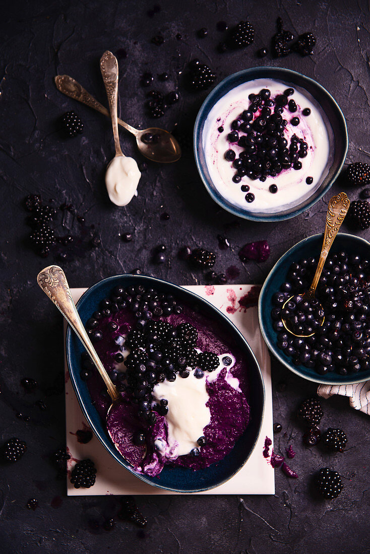 Millet blueberry pudding with yoghurt