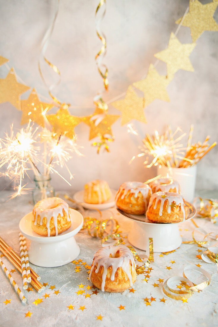 Mini-Napfkuchen mit weisser Schokoladenglasur zu Silvester