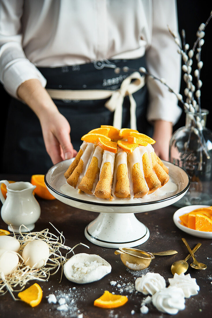 Österlicher Orangen-Kranzkuchen mit weißer Glasur