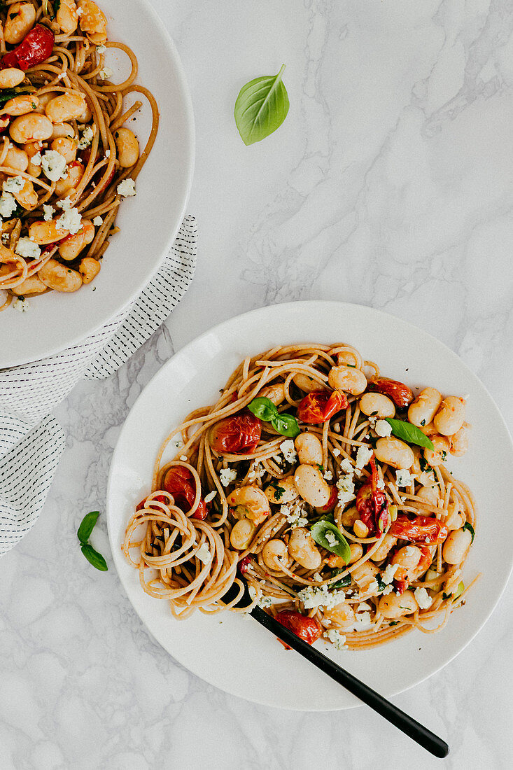 Spaghetti with white beans, tomatoes and goat's cheese