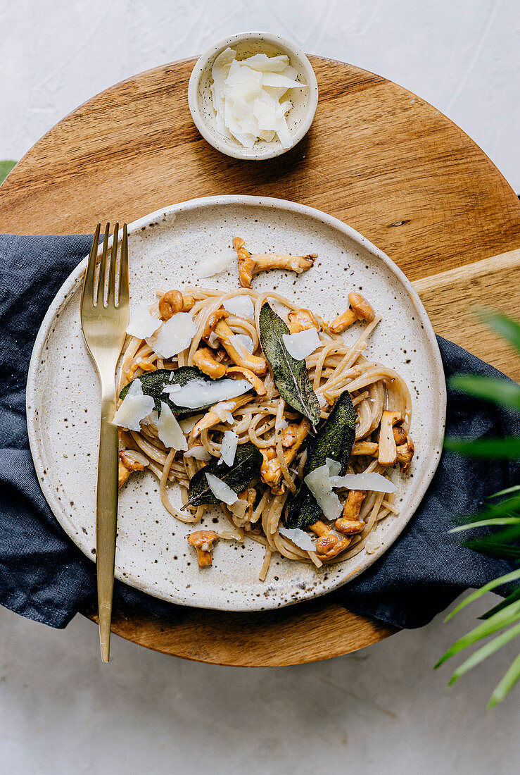 Spaghetti with chanterelles and sage