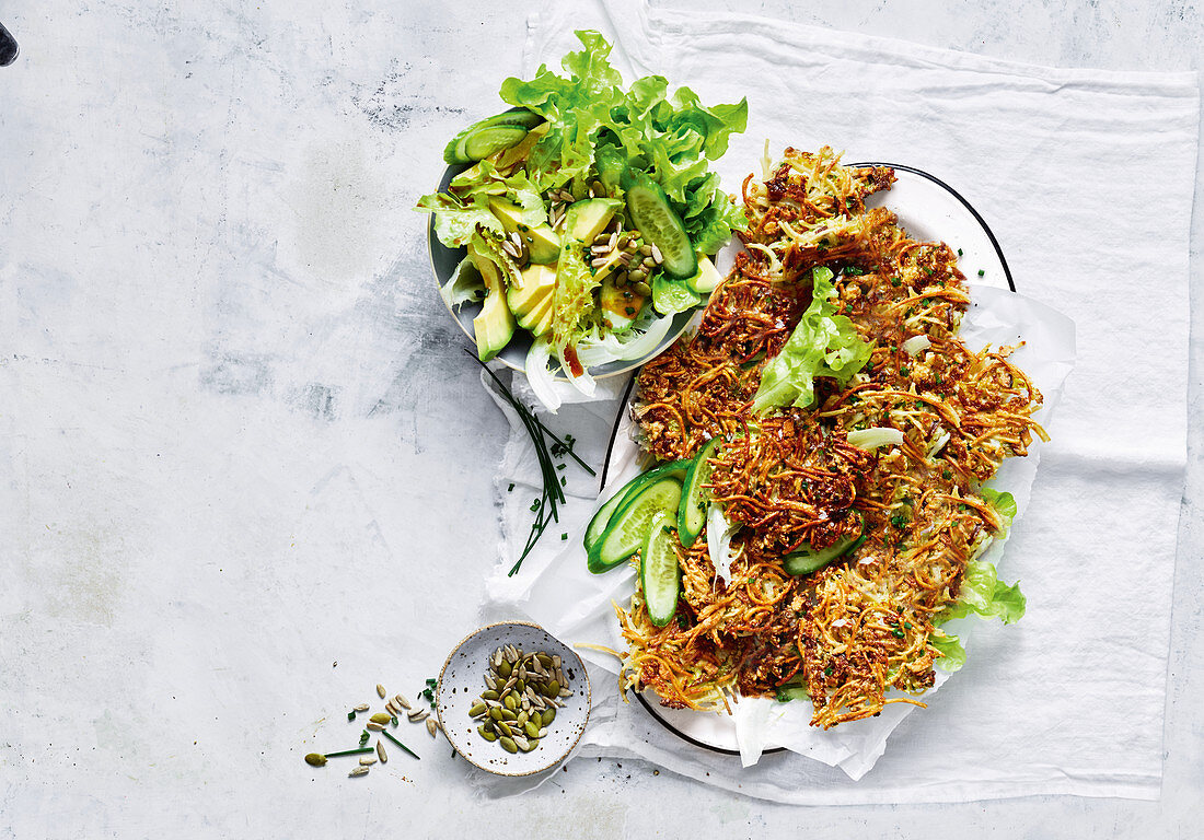 Knusprige Ramen-Fritter mit Avocado-Sesam-Salat (Japan)