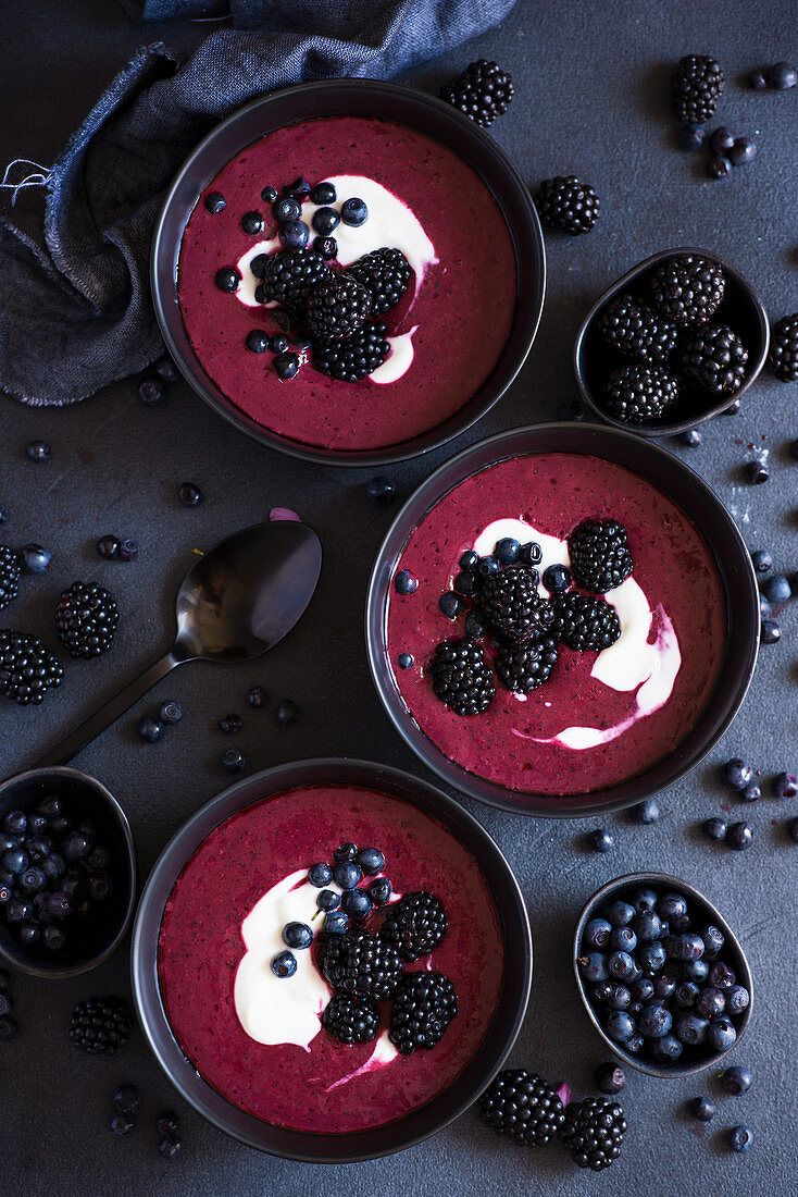 Blueberry and blackberry smoothie with yoghurt