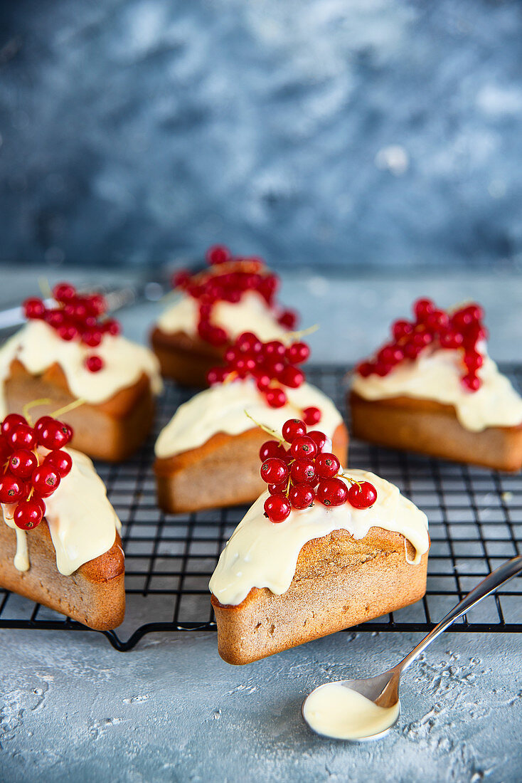Whole grain muffins with white chocolate and red currants