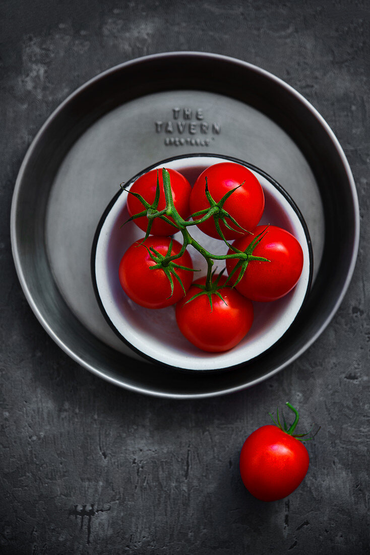 Rote Tomaten auf Metalltablett