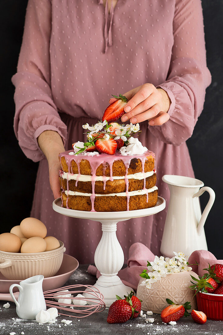 Rustikaler Kuchen mit Sahne und Erdbeeren