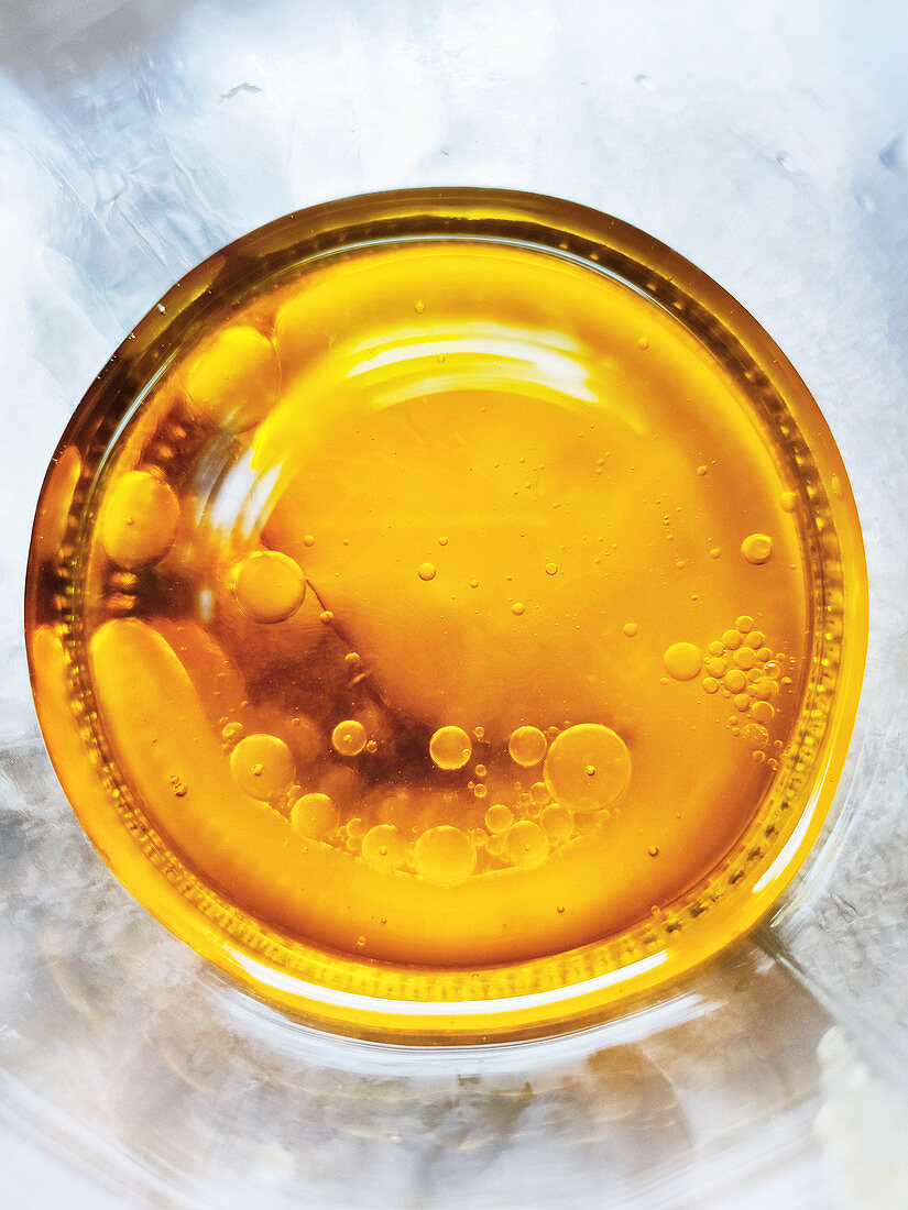 Mischung aus Öl und Essig in einem Glas (Aufsicht)
